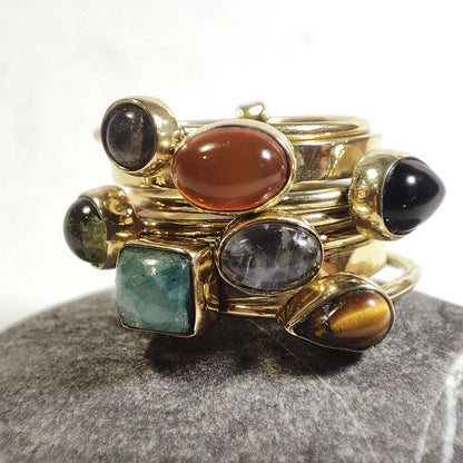Anello a fascia in ottone con pietra - MAIA – multipietra