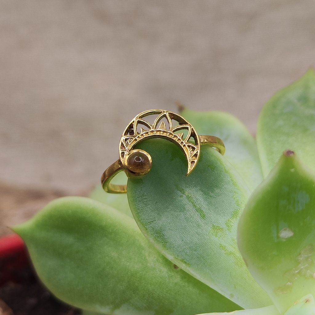 Brass ring with crescent moon and amethyst - PAMUR