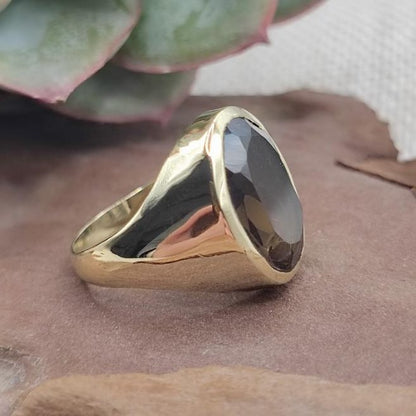 ANELLO MIGNOLO con Quarzo fumé in ottone - Chevalier