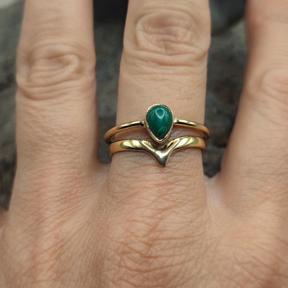 Anello etnico in ottone con malachite - DHANANJAY