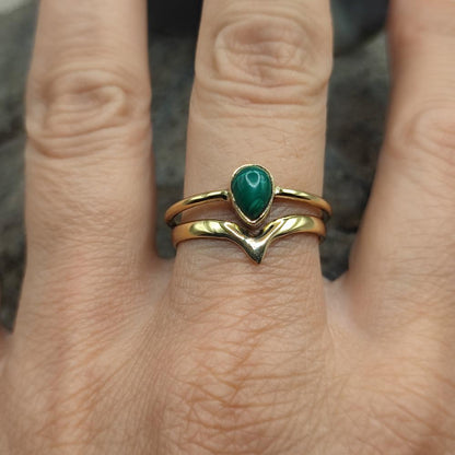 Anello etnico in ottone con malachite - DHANANJAY
