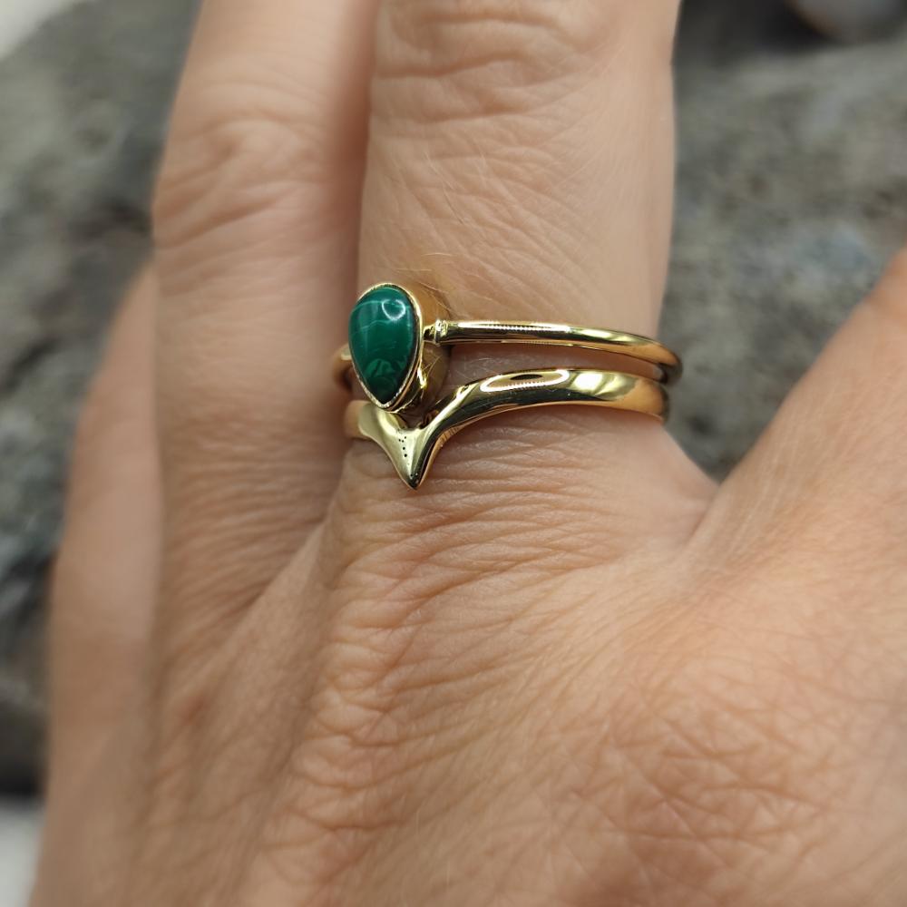 Anello etnico in ottone con malachite - DHANANJAY
