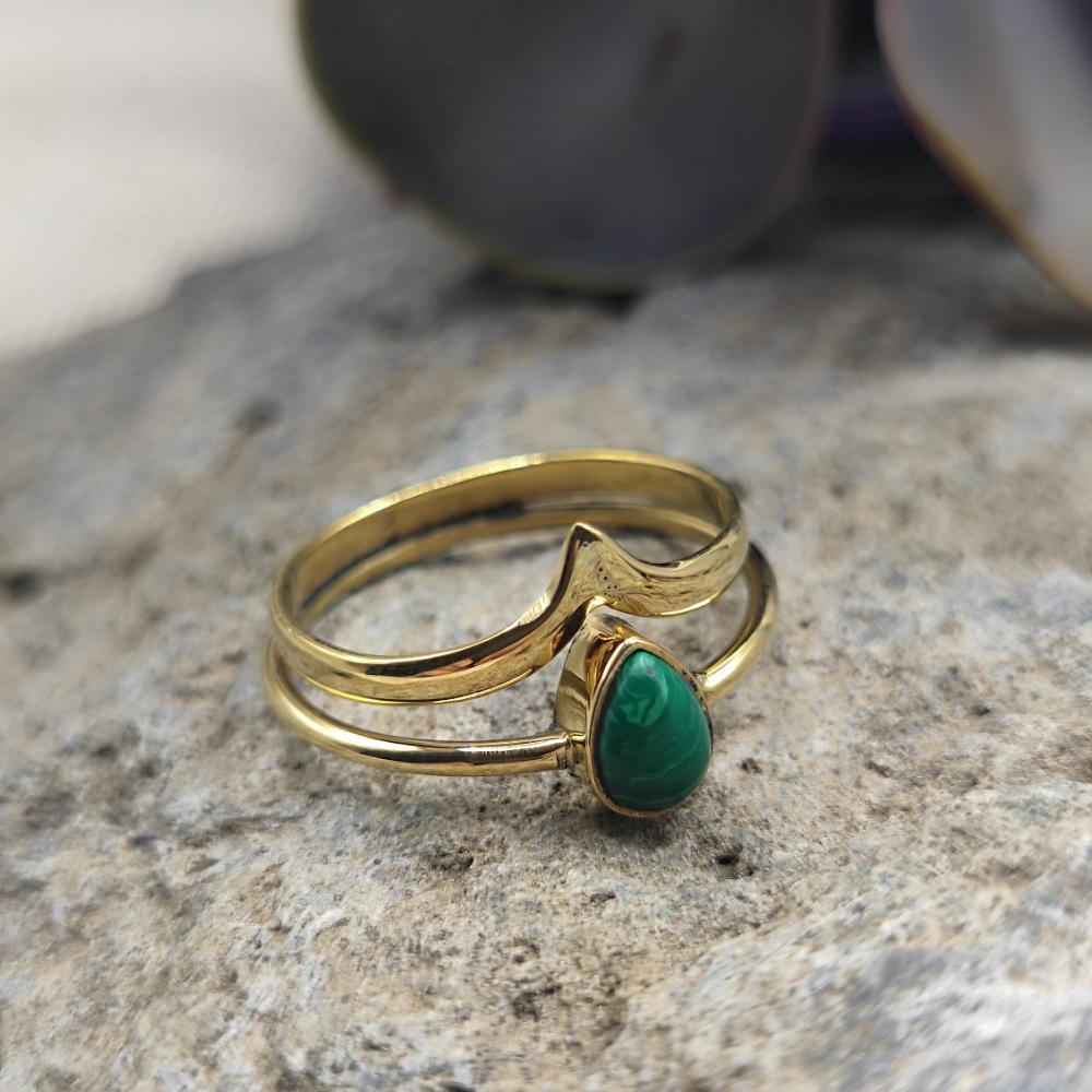 Anello etnico in ottone con malachite - DHANANJAY