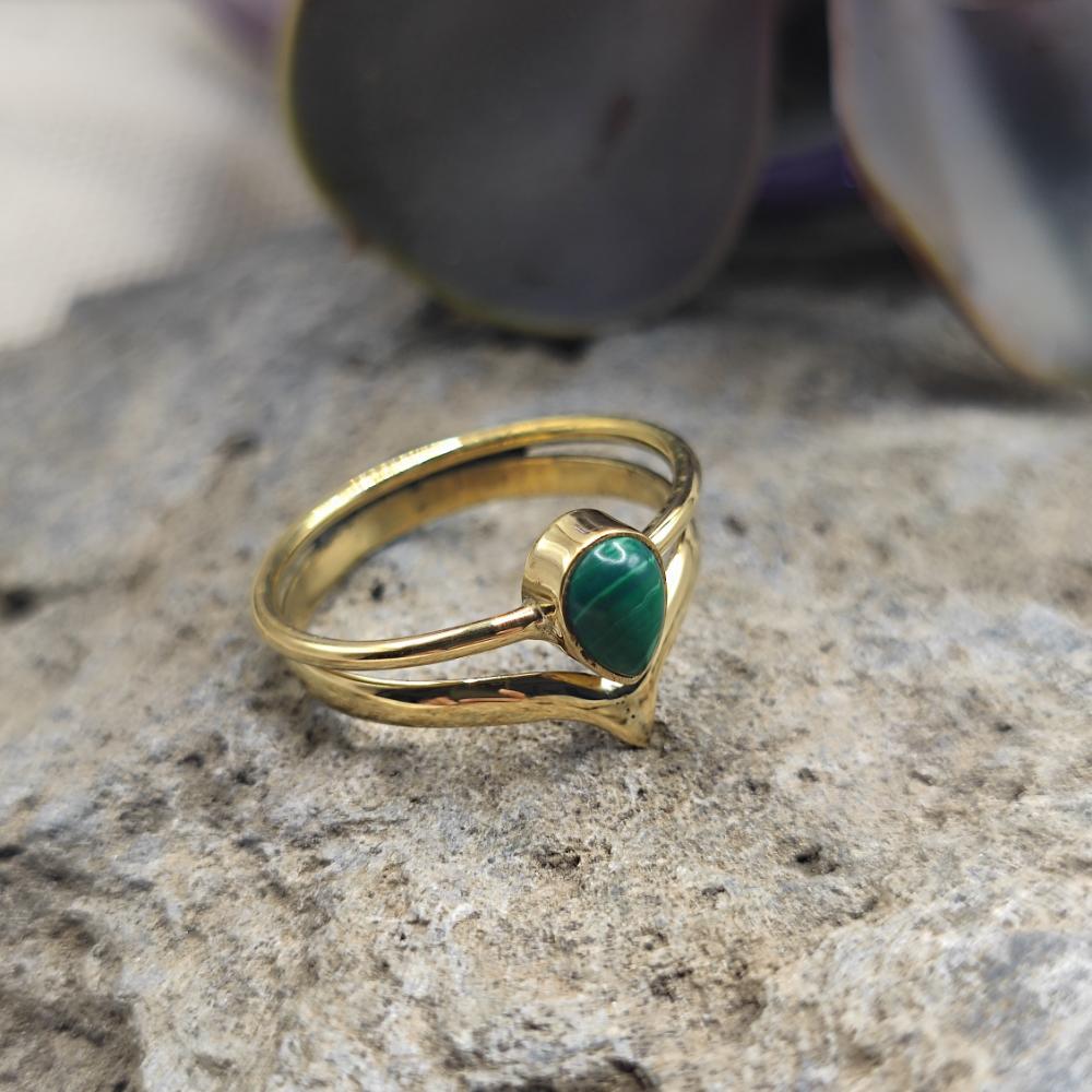 Anello etnico in ottone con malachite - DHANANJAY