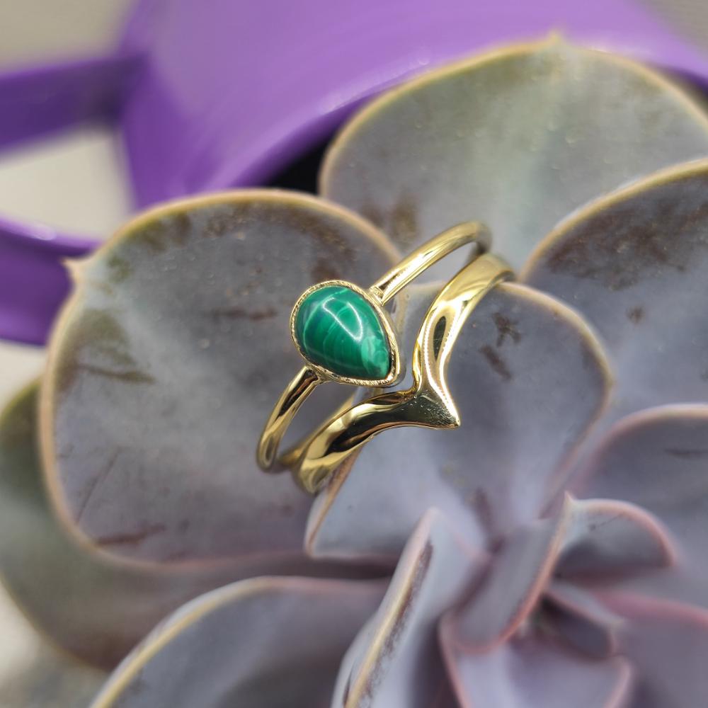 Anello etnico in ottone con malachite - DHANANJAY