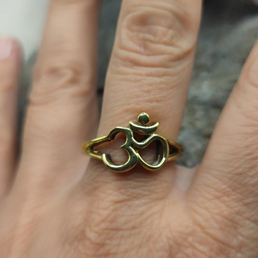 Anello etnico in ottone con mantra OM - DHARMA