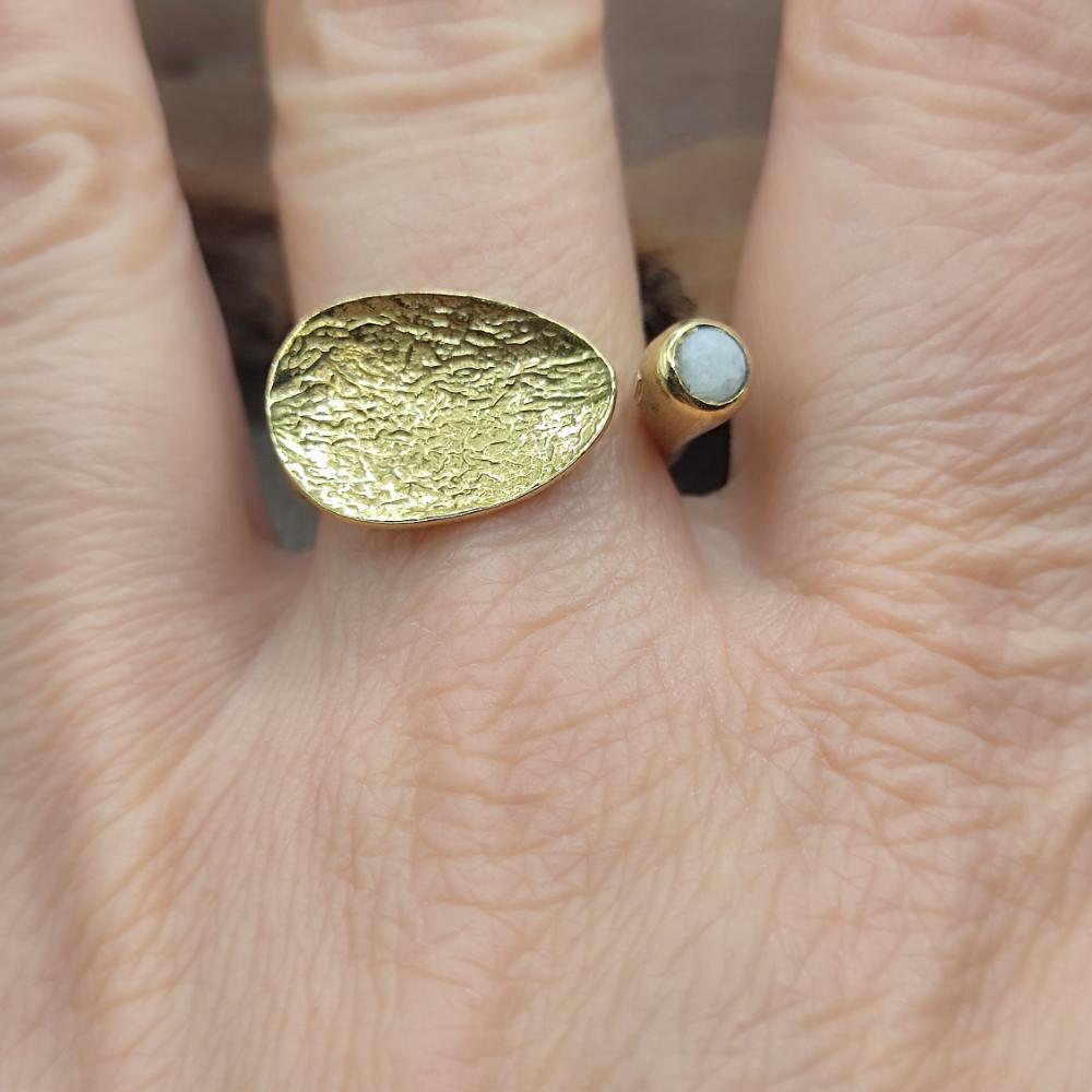ANELLO etnico in ottone con pietra di luna - PEDDAPURA