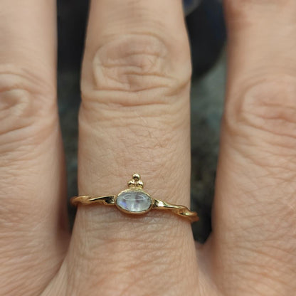 Anello in ottone con pietra di luna - RAJASMI