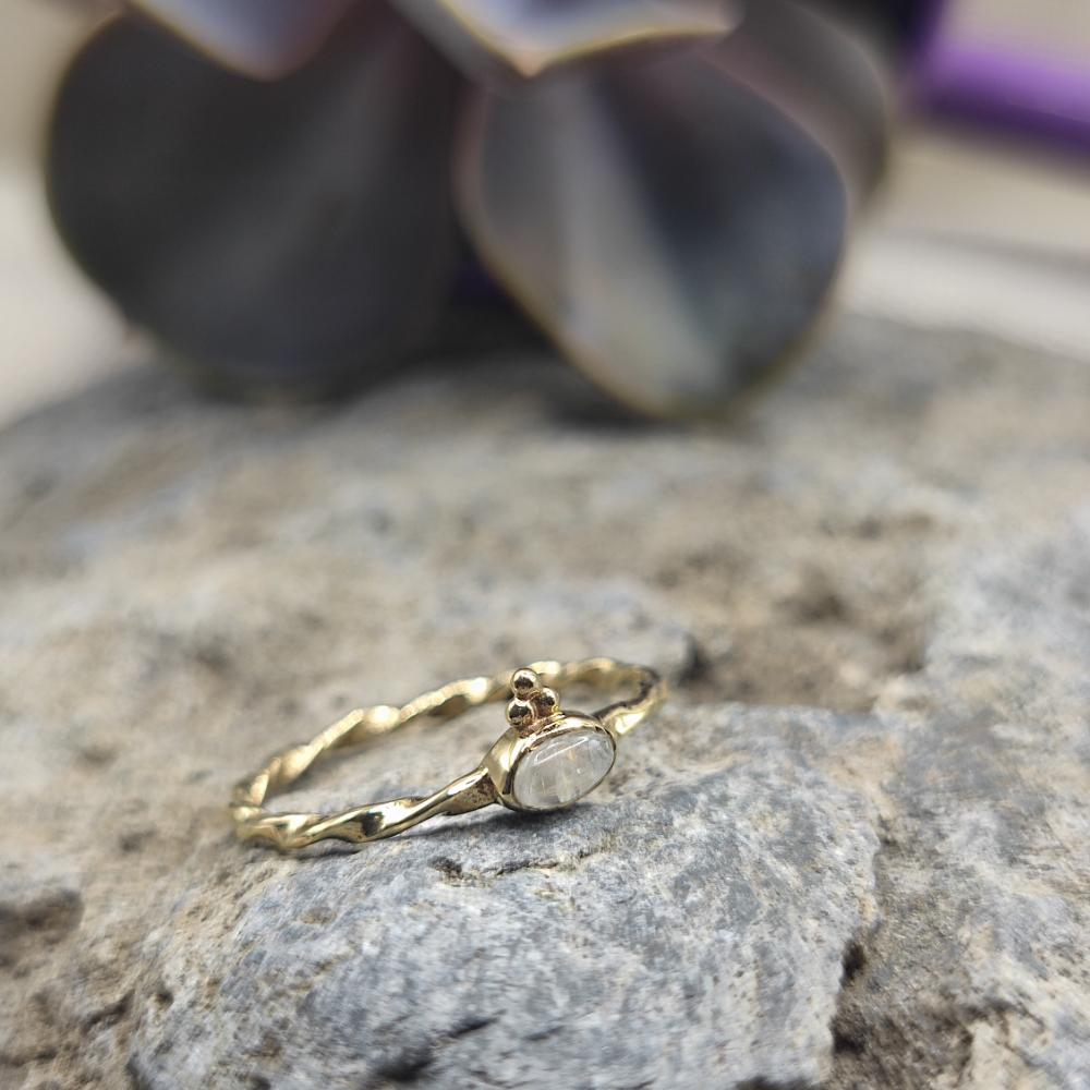 Anello in ottone con pietra di luna - RAJASMI