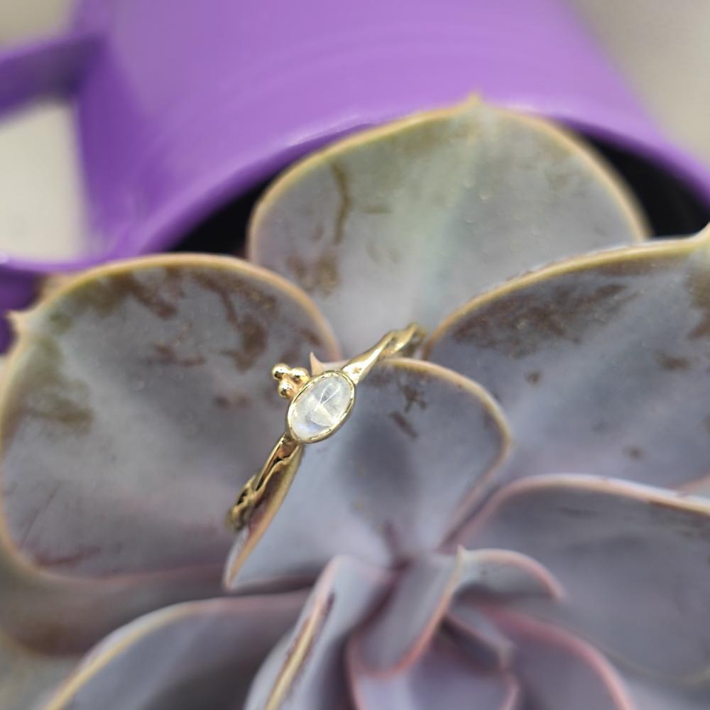 Anello in ottone con pietra di luna - RAJASMI