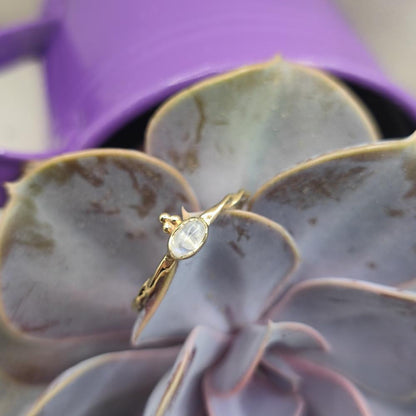 Anello in ottone con pietra di luna - RAJASMI