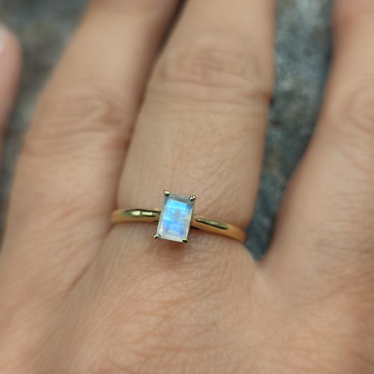 Anello in ottone con pietra di luna - VAYANTARA