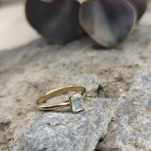 Anello in ottone con pietra di luna - VAYANTARA