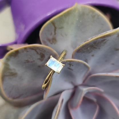 Anello in ottone con pietra di luna - VAYANTARA