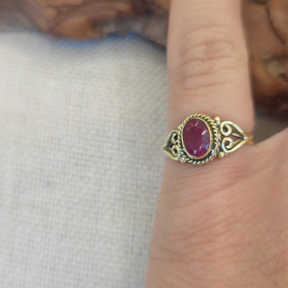 ANELLO etnico in ottone con pietra - TALAMUK – radice di rubino