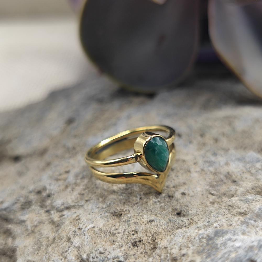 Anello etnico in ottone con radice di smeraldo - DHANANJAY