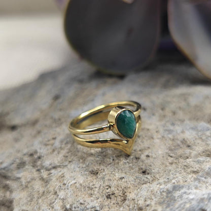 Anello etnico in ottone con radice di smeraldo - DHANANJAY