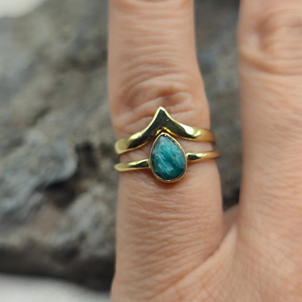 Anello etnico in ottone con radice di smeraldo - DHANANJAY
