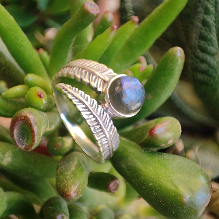 Anello Artigianale in Argento 925 con Labradorite – Design Piuma