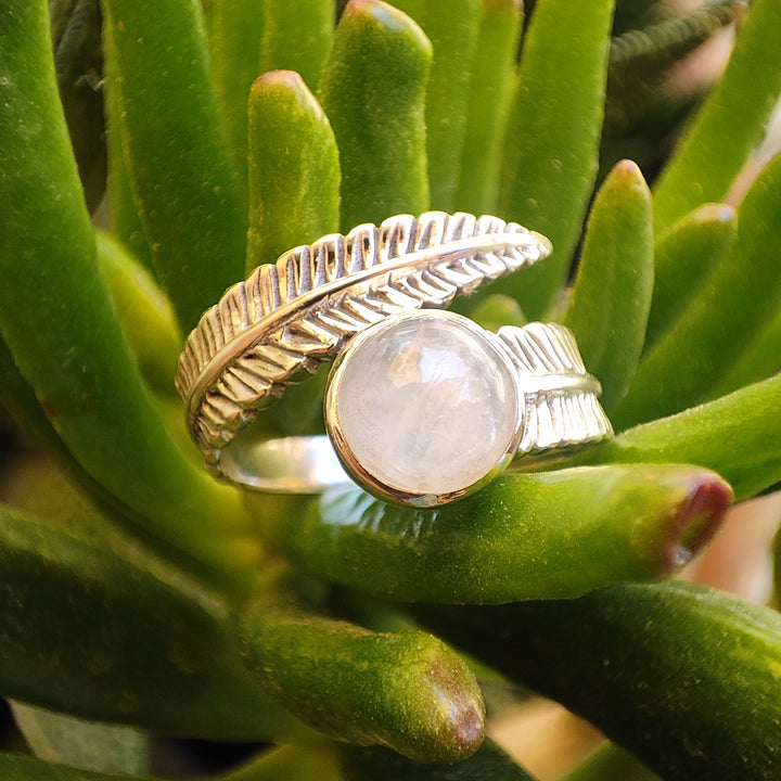 Anello Artigianale in Argento 925 con Pietra di luna – Design Piuma