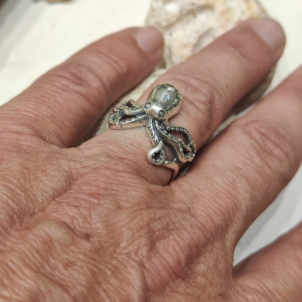 Anello regolabile in argento sterling con tentacolo di polpo, anello Cthulhu, anello calamaro, anello punk ispirato all'oceano - Italia Anello regolabile in argento sterling con tentacolo di polpo, anello Cthulhu, anello calamaro, anello punk ispirato all'oceano - Italia