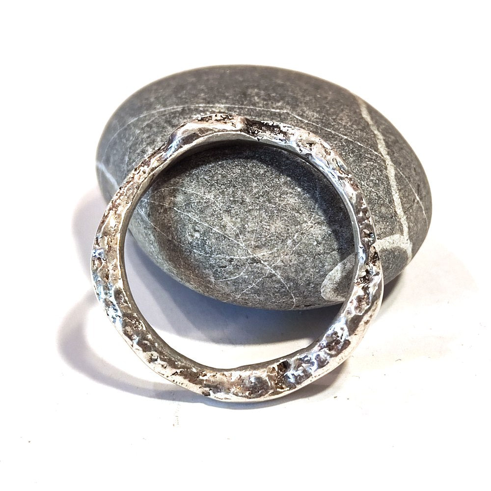 Der SOLOTE-Ring aus Silber für Damen oder Herren misst 38,5