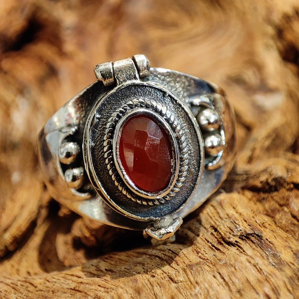 Anello veleno in argento 925 lapislazzuli - ZAHIRA – radice di rubino