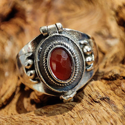 Anello veleno in argento 925 lapislazzuli - ZAHIRA – radice di rubino