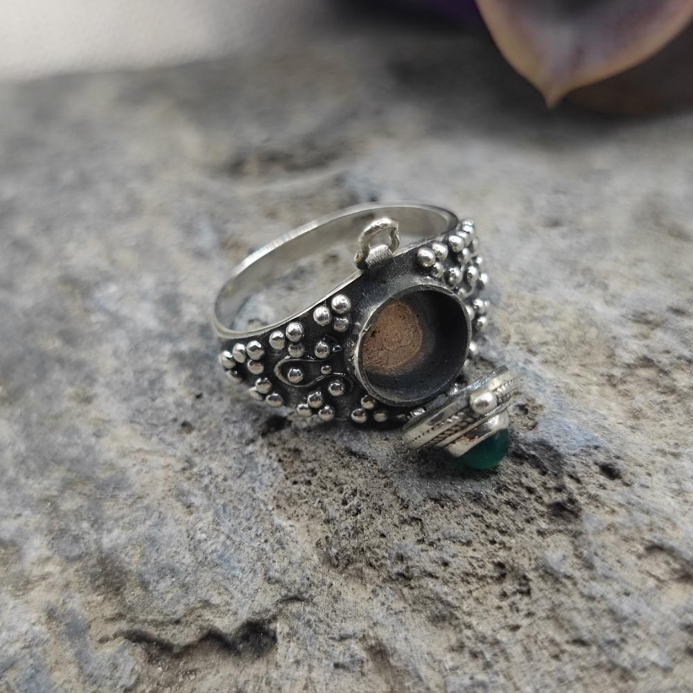 Anello veleno apribile in argento con agata verde - ZAHIJRA