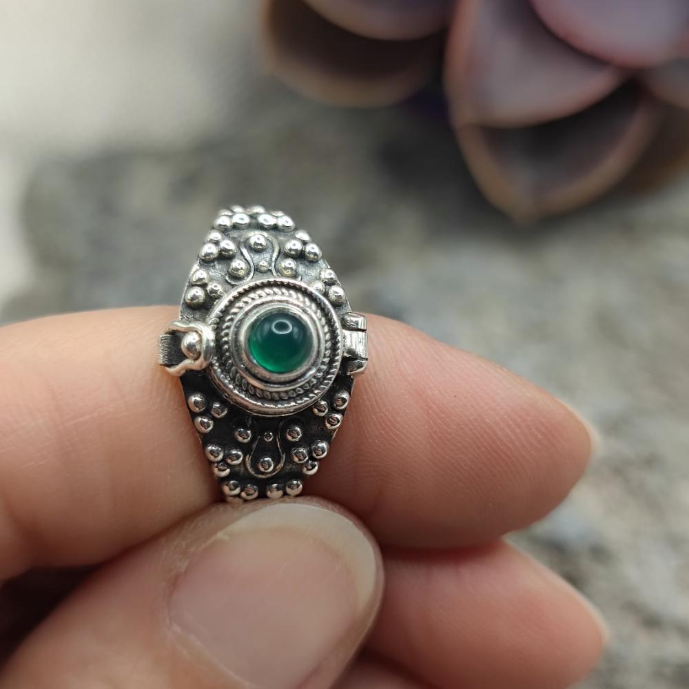 Anello veleno apribile in argento con agata verde - ZAHIJRA