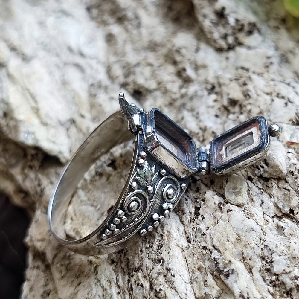 Anello veleno con pietra in argento 925 - AKAI
