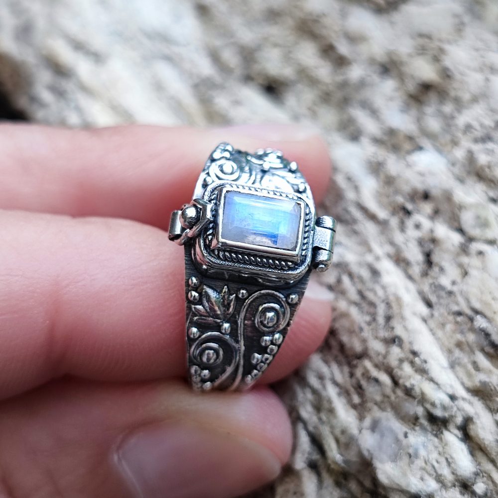 Anello veleno con pietra in argento 925 - AKAI