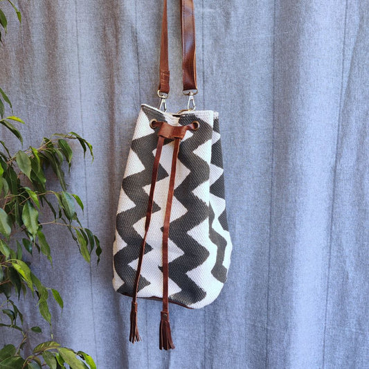 Borsa tracolla ZAINO IKAT artigianale realizzato in cotone e timbratura – immagine1