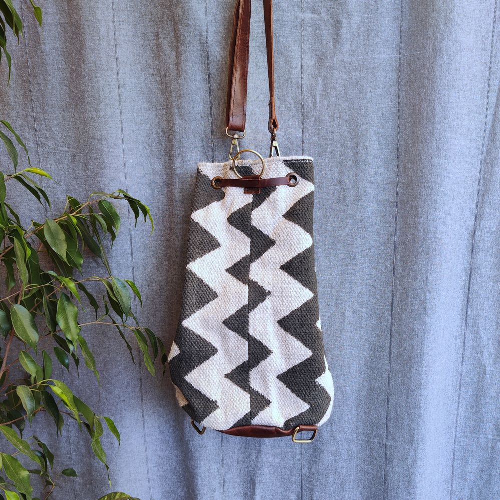 Borsa tracolla ZAINO IKAT artigianale realizzato in cotone e timbratura – immagine4