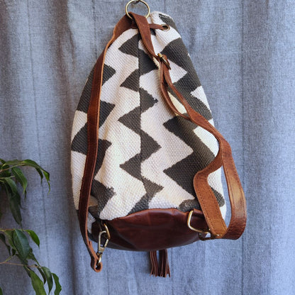 Borsa tracolla ZAINO IKAT artigianale realizzato in cotone e timbratura – immagine3