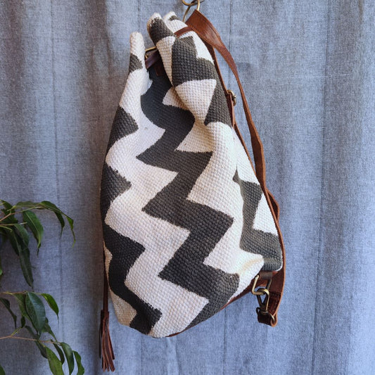 Borsa tracolla ZAINO IKAT artigianale realizzato in cotone e timbratura – immagine2