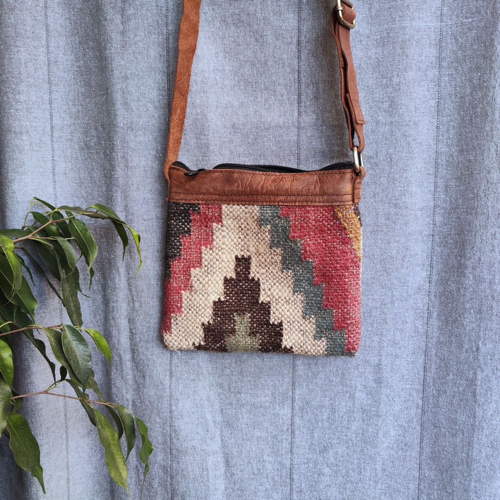 Borsa tracolla AVANI artigianale realizzato con KILIM e Cuoio