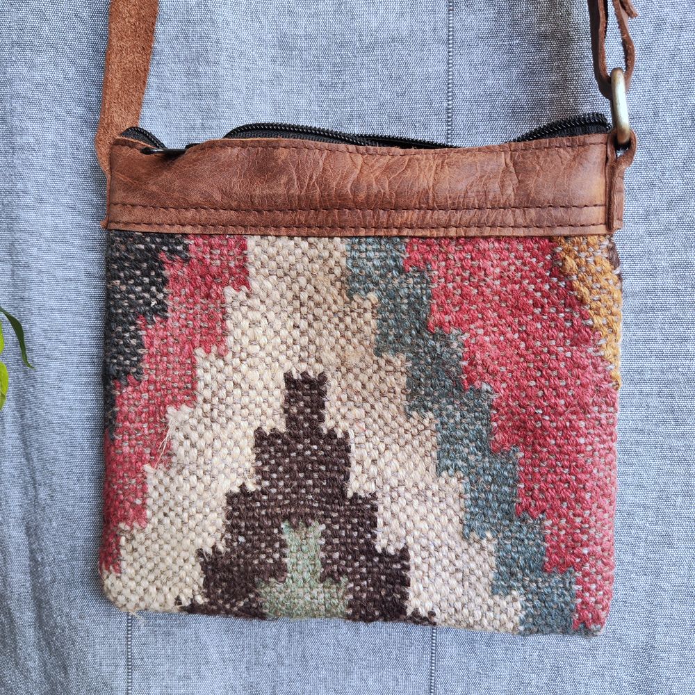 Borsa tracolla AVANI artigianale realizzato con KILIM e Cuoio