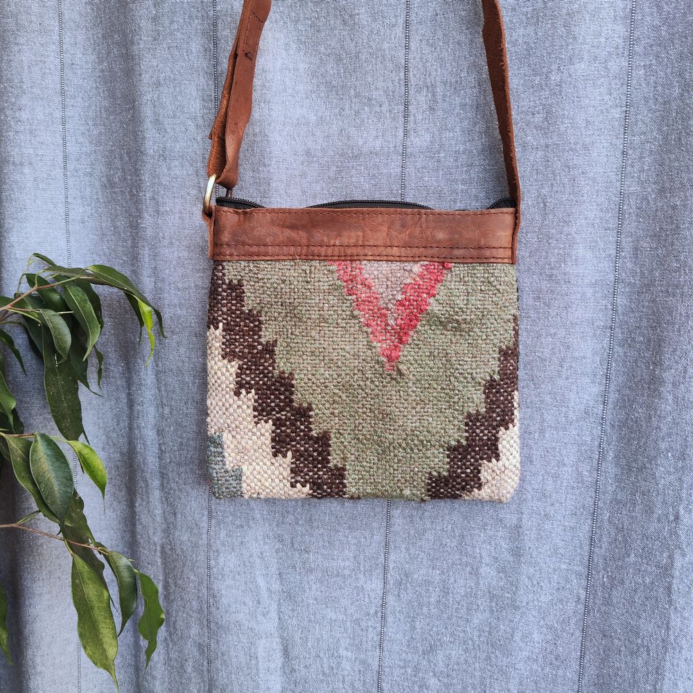 Borsa tracolla AVANI artigianale realizzato con KILIM e Cuoio