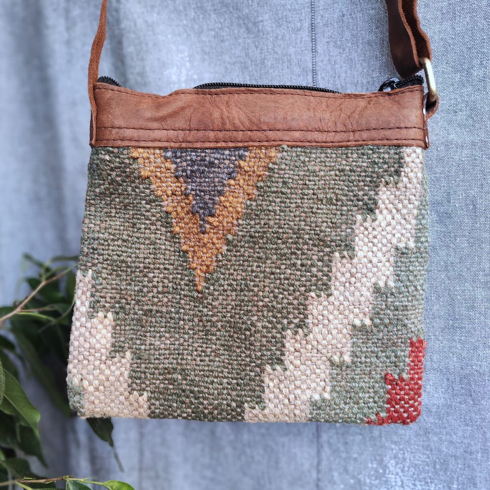 Borsa tracolla DEV artigianale realizzato con KILIM e Cuoio