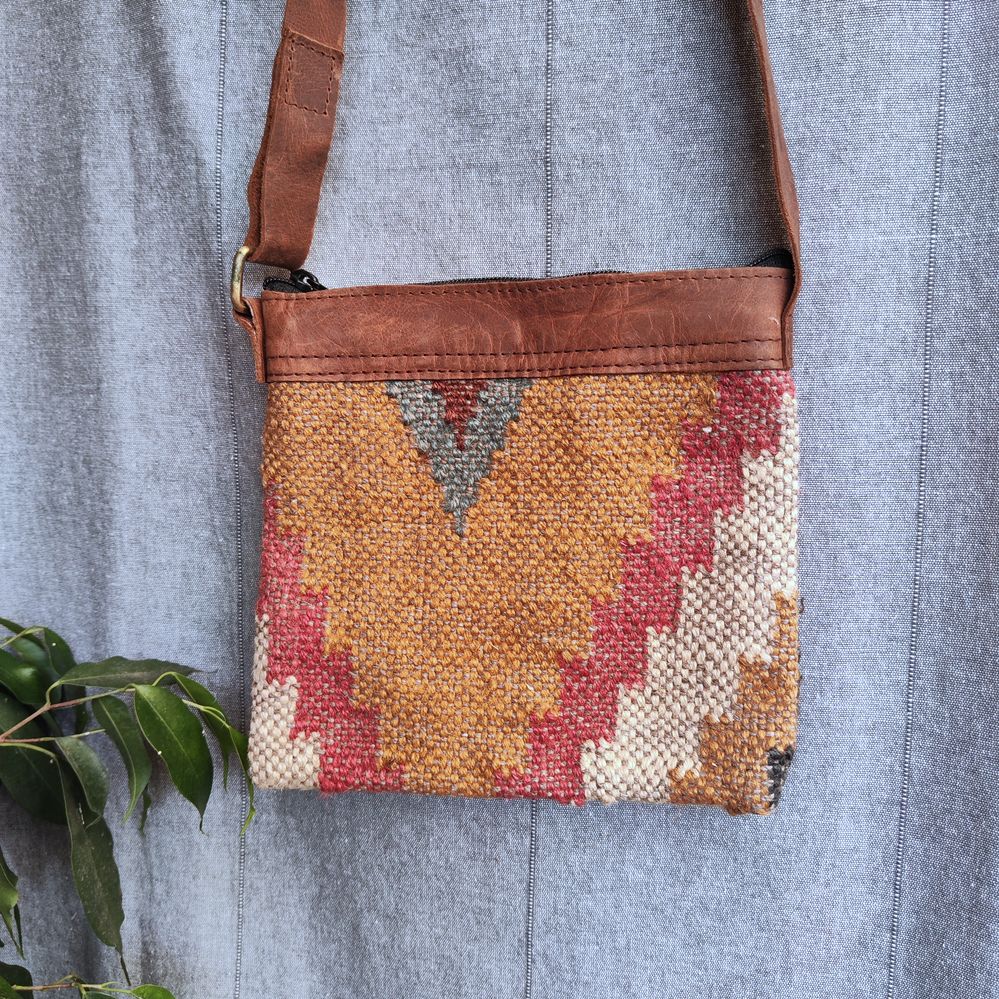 Borsa tracolla KOLA artigianale realizzato con KILIM e Cuoio