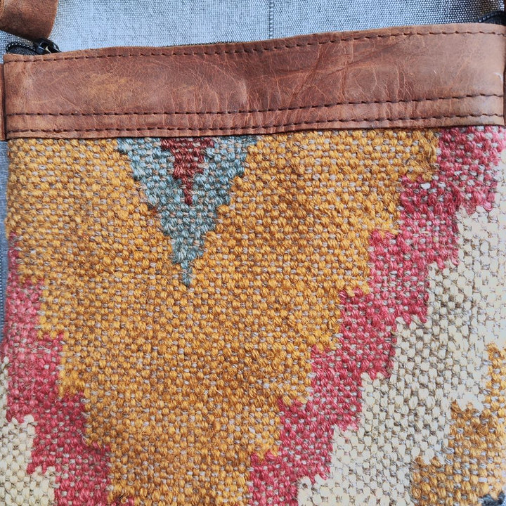 Borsa tracolla KOLA artigianale realizzato con KILIM e Cuoio