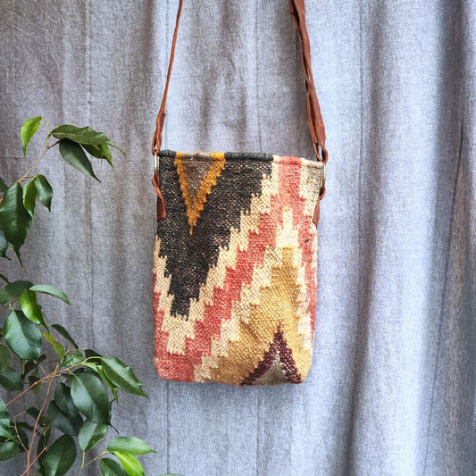 Borsa tracolla JAIPUR artigianale realizzato con KILIM e Cuoio – immagine1