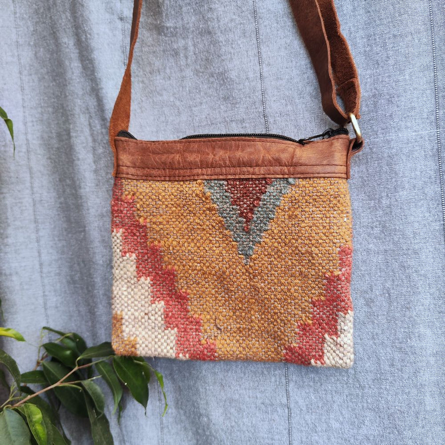 Borsa tracolla NAINA artigianale realizzato con KILIM e Cuoio