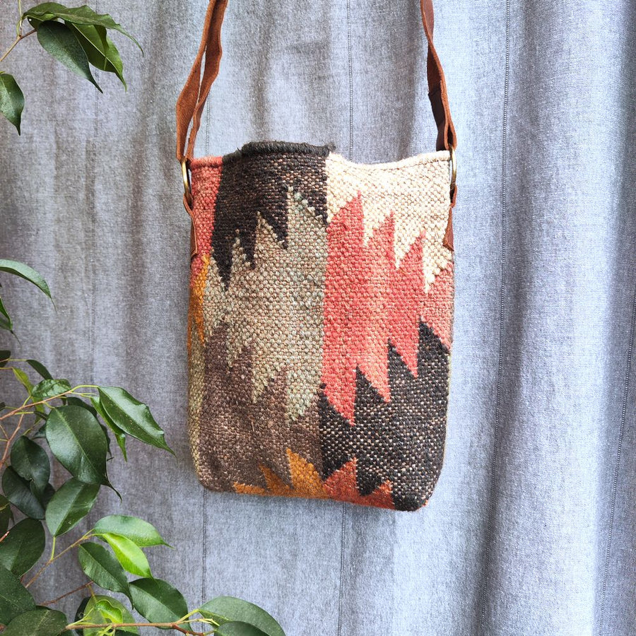 Borsa tracolla GUPTA artigianale realizzato con KILIM e Cuoio