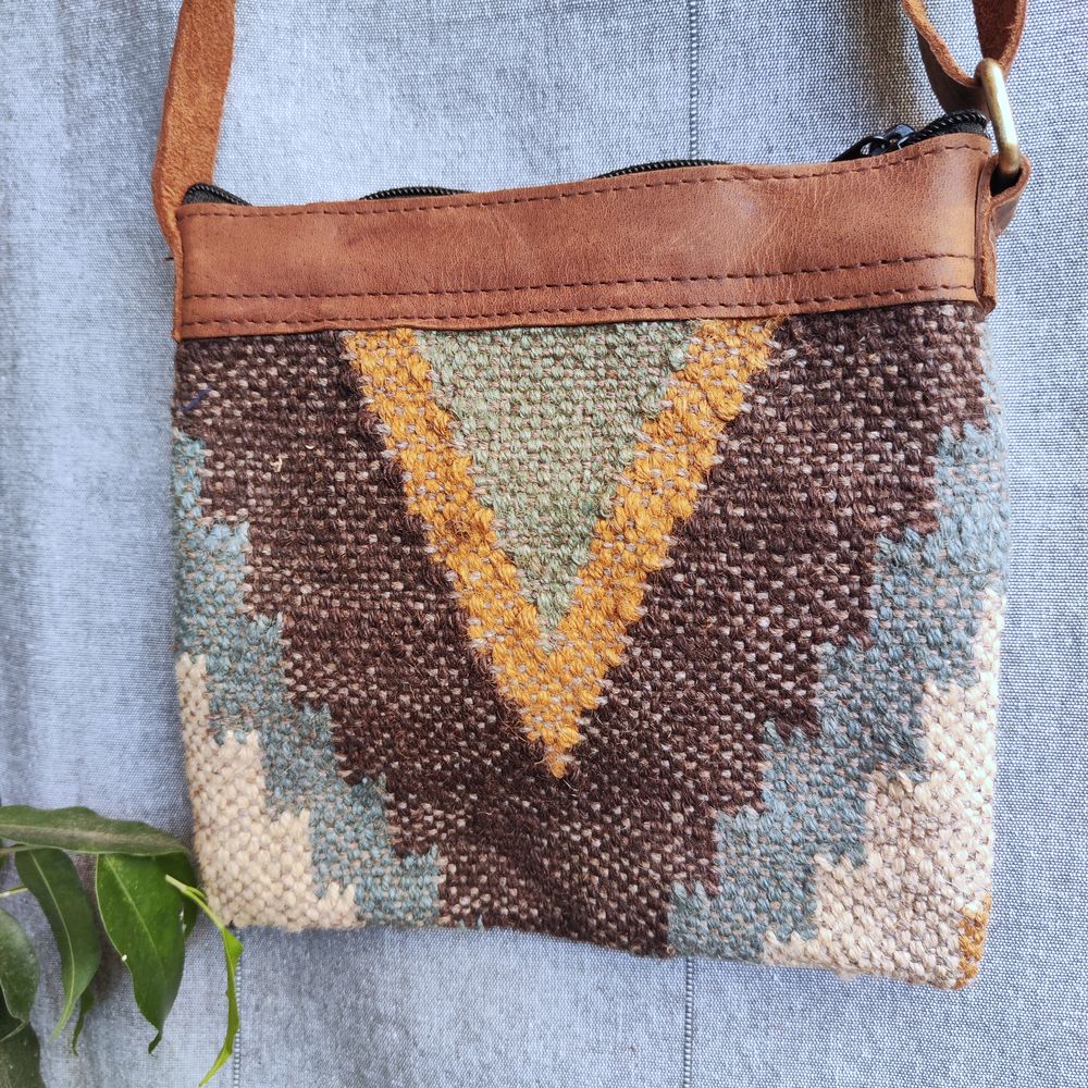 Borsa tracolla IRA artigianale realizzato con KILIM e Cuoio