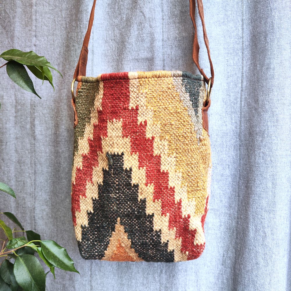 Borsa tracolla GUNA artigianale realizzato con KILIM e Cuoio