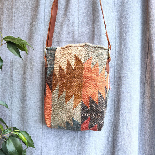 Borsa tracolla BORAI artigianale realizzato con KILIM e Cuoio – immagine2
