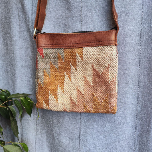 Borsa tracolla TARA artigianale realizzato con KILIM e Cuoio