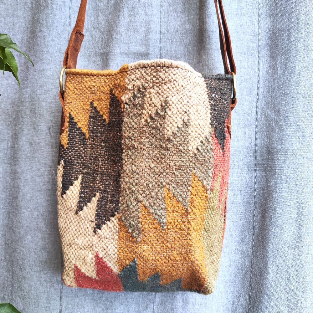 Borsa tracolla BORAI artigianale realizzato con KILIM e Cuoio – immagine1